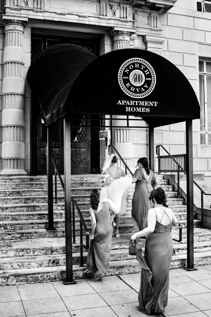 Downtown Dallas 400 N Ervay Rooftop Wedding Venue Documentary Candid Wedding Photographer
