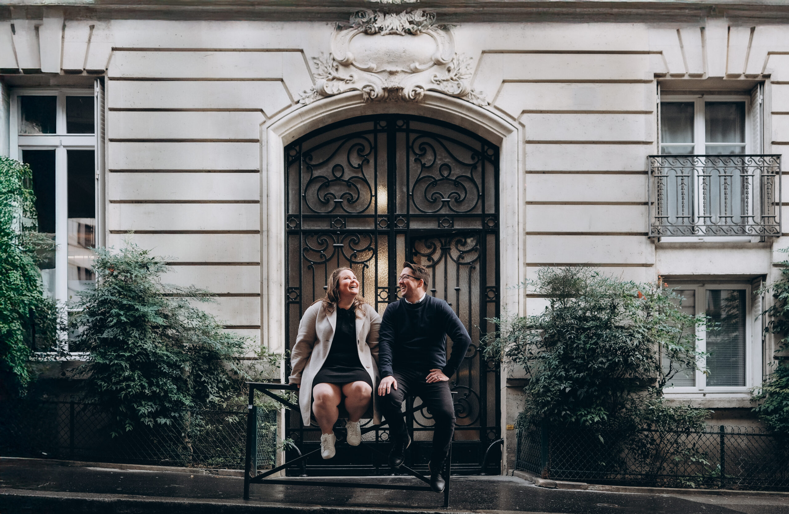 Romantic Paris photoshoot for The MacMeekens Photography by Keko Rangel at the Bir-Hakeim Bridge.